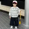 Conjunto de Roupa de Outono para Meninos 2026 Novo Tendência Cool Estilo de Rua Moletom Listrado Infantil para Meninos, Roupa de Bebê Dois em Um