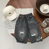 Jeans infantis modernos e estilosos para primavera e outono, calças casuais largas rasgadas para bebês, calças retas versáteis para crianças pequenas
