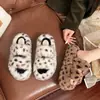 Chinelos peludos femininos da moda com estampa de leopardo, adequados para uso em casa e ao ar livre, sola macia antiderrapante, chinelos peludos de dedo aberto com tira dupla de pelúcia