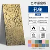 Painéis artísticos dourados feitos sob medida, pedra macia com acabamentos nas cores ferrugem e cobre, parede de fundo macia verde escura, painéis dourados, pedra flexível