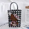 Bolsa Tejida Nueva de Fábrica Bolsa Cuadrada Pequeña Bolsa de Cesta de Plástico para Verduras Color Cesta Pequeña Coincidencia de Foto Bolsa de Playa Bolsa de Mujer