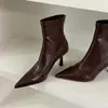 Botas Femininas de Couro Macio Estilo Coreano First Encounter Season, Afuniladas, Bico Fino, Salto Agulha, Botas Curtas de Salto Alto com Zíper nas Costas e Forro de Lã para Efeito Afunilador
