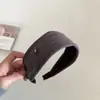 Moda Outono e Inverno Versátil Pony Etiqueta Dourada Tricô Faixa Larga para Cabeça Feminina, Suave e Elegante Faixa Alta Acessório de Cabelo