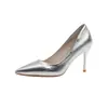Zapatos plateados de tacón alto para mujer, nuevo modelo 2026, adecuados para faldas, cuero suave elegante, punta fina dorada, cómodos para los pies, versátiles zapatos de dama de honor
