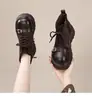 Botas Martin de Aumento de Altura Emagrecedoras Mais Vendidas Femininas 2026 Novo Outono Inverno Bico Redondo Faz os Pés Parecerem Menores Estilo Britânico Botas de Cano Curto com Solado Grosso Femininas