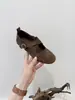 Todas las blogueras de moda tienen un par de elegantes zapatos Mary Jane con tiras cruzadas y suelas suaves, perfectos para bailarinas.