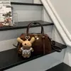 Coleção Outono 2026: Bolsa Almofada de Camurça Retrô, uma bolsa moderna estilo coreano para o dia a dia, pode ser carregada na mão ou usada como bolsa transversal.
