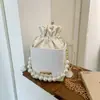 Tendência de Moda Transfronteiriça Cor Sólida Pérola Bolsa Quadrada Pequena 2025 Novo Design de Nicho Bolsa de Ombro com Corrente Versátil e Estilosa