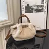 Luxo Leve Plush Simples Moda Ombro Único Portátil Para o Trabalho Transversal 2026 Nuvem Nova Outono Bolsa de Ombro Pingente Feminino Coelho