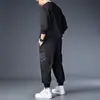 Conjunto casual de otoño: una sudadera elegante de manga larga con cuello redondo y estampado combinada con pantalones jogger de cintura alta con cordón