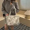 Moda neste ano popular 2026 Primavera Nova Estilosa Luxo Leve Estampada de Ombro Único para Axila Portátil Bolsa Tote Feminina