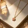Colar Estilo Floresta com Gota de Óleo de Camélia Doce Inspirado em Chanel para Mulheres, Moderno e Versátil, Novo Estilo de Verão, Corrente Elegante Floral para Clavícula