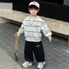 Conjunto de Ropa de Otoño para Niños 2026 Nuevo Estilo Moderno Genial Estilo Urbano Sudadera a Rayas para Niños Niños Pequeños Ropa de Bebé Falsa de Dos Piezas