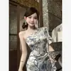 Top de satén estampado sin hombros estilo Old Money para mujer, nuevo modelo de verano con un diseño irregular de un solo hombro fresco y elegante