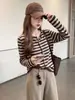 Cardigã listrado em estilo retrô, que afina a silhueta, uma nova peça versátil para outono/inverno com um visual único e estiloso