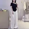 Camiseta Preta Assimétrica de Manga Curta com Gola Diagonal para Mulheres Moda Verão Elegante Doce Hottie Ombro a Ombro Efeito Emagrecedor Top