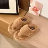 Chinelos de algodão outono e inverno com sola grossa em espinha de peixe, novo modelo 2026, chinelos peludos femininos para uso externo, retrô e modernos
