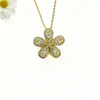 Pingente de Colar Flor de Cinco Pétalas de Zircônia Colorida Banhado a Ouro Cobre Moda Feminina Elegante Luxo Leve Floral em Formato de O Colar Atacado