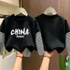 Camiseta de manga longa respirável de algodão puro para meninos, camada base para primavera e outono, novo visual estiloso de duas peças, top estampado versátil