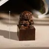 Folha de Madeira Ébano, Ornamento de Selo Leão de Madeira Eólico Cinza, Selo de Besta Auspiciosa em Madeira Esculpida, Suporta Gravação, Presente Colecionável em Madeira