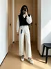 Calça jeans de perna reta! Um item essencial para o outono, estes jeans cropped que afinam, na cor café, são perfeitos para mulheres baixinhas e oferecem elasticidade em quatro direções.