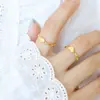Anillo de amor de viento de metal, diseño de nicho femenino que no se desvanece, anillo hueco chapado en oro, joyería de acero de titanio geométrica de moda