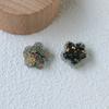 Pendientes de resina hechos a mano con lentejuelas de diamantes de colores, tamaño pequeño, flor pequeña, accesorios para el cabello femenino, venta al por mayor, de Corea del Sur