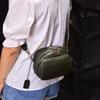 Bolsa pequena de couro legítimo feminina, nova bolsa feminina de couro bovino com design de nicho vintage, bolsa transversal de couro macio de alta qualidade