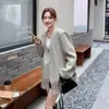 Otoño 2026 Nueva Moda Casual Elegante Versátil de Corte Delgado Blazer con Diseño de Retazos en el Dobladillo y Cuello en V