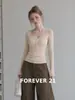 Camiseta de punto de manga larga con cuello en V de color avena Forever para mujer, perfecta para principios de otoño, corte ajustado y top favorecedor