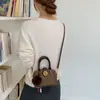 Bolsa de camurça de nicho para mulheres, novo estilo 2026, adequada para o trajeto diário, trabalho e para carregar itens pequenos, bolsa transversal retrô