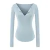 Camiseta básica de manga larga con escote en V profundo medio abierto estilo chica atrevida para mujer, nueva moda de otoño, top rosa versátil ajustado