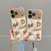 Adecuada para Apple 18 Pro Max y iPhone 18 Pro, esta elegante y de alta gama funda para teléfono presenta un nuevo diseño de otoño/invierno con un motivo de oso metálico de cobertura total.
