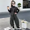 Conjunto Casual Feminino Primavera e Outono 2026 Novo Estilo Coreano Moda Jaqueta de Couro Colete e Calça de Trabalho Conjunto de Três Peças Outono