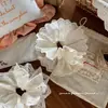 Lazo de Encaje Beige de Alta Gama, Dulce y Suave para el Cabello para Mujeres con un Estilo de Moño Moderno y Elegante