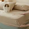 Lençol de baixo com bordado vazado de veludo de leite espessado, peça única, capa de cama de veludo coral de inverno, protetor de colchão com veludo extra, conjunto de três peças