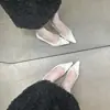 Zapatos de tacón de gatito estilo francés elegantes 2025 con falda, punta fina de corte bajo, tacones de aguja de diamante brillantes negros para mujer