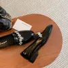 Sapatos femininos de couro pretos, novo modelo outono 2026, mocassins estilo faculdade britânica, sapatos femininos slip-on com strass requintados, modernos