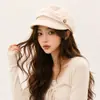 Boina retro plisada de estilo japonés con botones para mujer, gorra de visera de artista versátil de nicho de verano, gorra de repartidor que adelgaza la cara