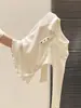 Camisa feminina de base para o início da primavera, com gola polo, manga longa, semitransparente, texturizada, com barra franzida que afina a cintura