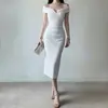 Vestido midi de verano blanco con hombros descubiertos, cintura fruncida adelgazante, estilo elegante y sencillo, falda ajustada al cuerpo