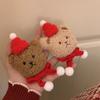 Broche de oso de peluche ~ Lindo sombrero de bufanda roja con cabeza de oso, broche de muñeca de dibujos animados, ramillete de Año Nuevo para mujer