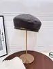 Boina de couro da moda com etiqueta vintage e toque fosco para mulheres, chapéu versátil de outono que faz o rosto parecer menor, chapéu de pintor de alta qualidade, chapéu de abóbora