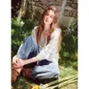 Camisa branca estilo francês com decote V para mulheres para o início do outono, novo modelo de outono 2026, acabamento em renda, detalhe de amarração, mistura de linho, top leve