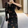 Vestido longo preto com estampa floral e corte evasê, adequado para o trabalho ou pausas para o chá, elegante, acinturado, modelador, gola redonda, vestido de outono feminino, atacado transfronteiriço