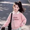 Nuevo Conjunto de Dos Piezas Versátil Estilo Universitario para Niños Mayores, Sudadera con Bordado de Conejo y Pantalones Casuales de Cuadros de Pierna Ancha para Primavera y Otoño