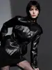 Chaqueta de cuero estilo Hong Kong retro con cuello mao y cintura con cordón para mujer, chaqueta de cuero de trabajo de otoño con bolsillo, chaqueta biker ajustada estilo Hong Kong