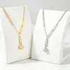 Joyería de Estilo Europeo y Americano, Lujo Ligero y Sensación de Alta Gama, Cadena de Clip con Colgante de Perla de Arena, Elegante y Versátil Cadena para Clavícula de Acero Inoxidable para Mujer