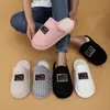 Nuevas zapatillas de felpa de algodón silenciosas para mujer para el hogar, transfronterizas, para otoño e invierno, zapatillas cálidas posparto, ajuste holgado, disponibles para dropshipping de pedidos pequeños