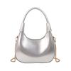 Moda Verão 2025 Nova Bolsa Brilhante para o Dia a Dia Personalidade Casual Bolsa Meia-Lua de Couro Patente Estilo Coreano Tendência Bolsa de Ombro/Axila